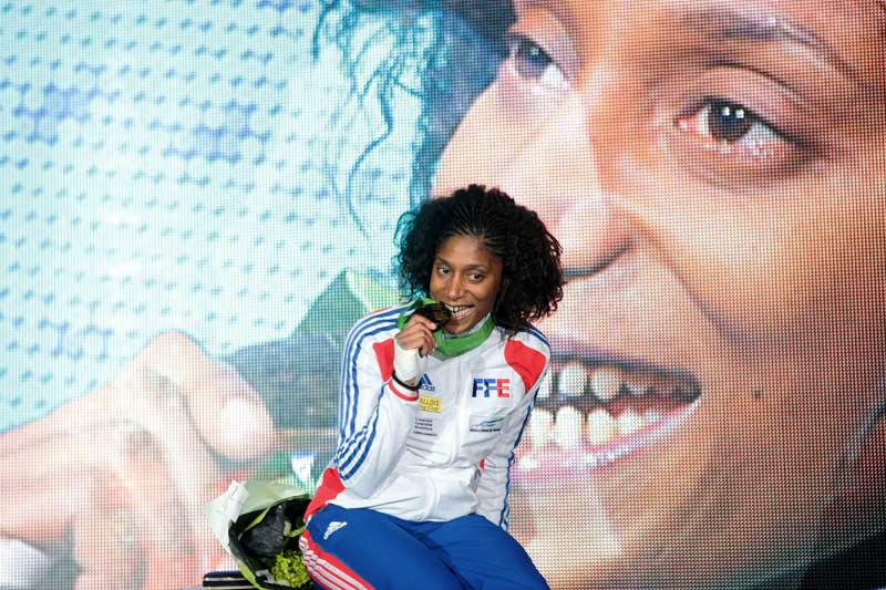 Lundi 8 novembre, au Grand Palais, à Paris, la Française Maureen Nisima, 29 ans, est devenue championne du monde à l'épée dans le cadre des Mondiaux d'escrime. Elle a battu en finale la Hongroise Emese Szasz par 15 touches à 12.