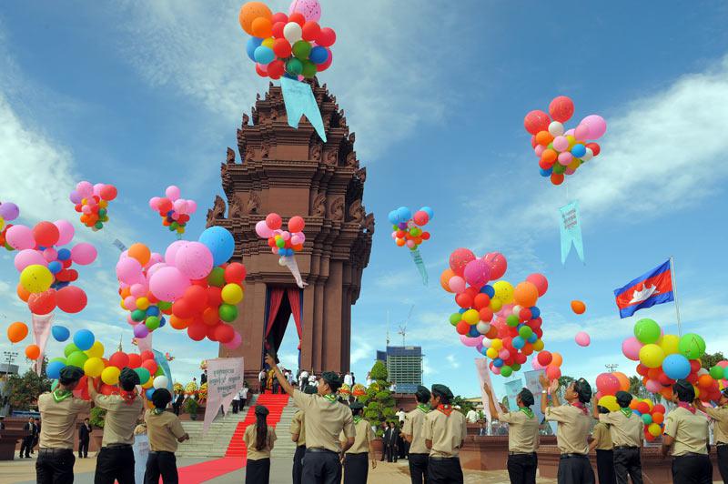 Des étudiants cambodgiens lâchent des ballons lors des cérémonies de la fête de l'Indépendance, à Phnom Penh, mardi 9 novembre. 