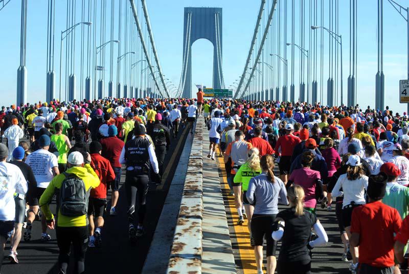 Dimanche 7 novembre, une marée humaine s’est élancée sur le pont de Verrazano, à New York, à l’occasion du marathon. Il a été remporté par l’Éthiopien Gebre Gebremariam pour les hommes, et la Kényane Edna Kiplagat pour les femmes. 