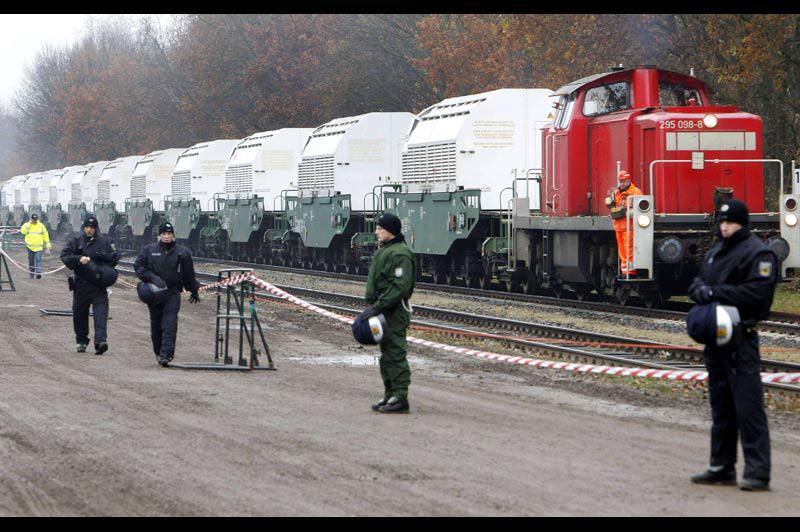 Un train transportant 123 tonnes de déchets radioactifs, parti de La Hague vendredi est arrivé lundi 8 novembre, à la gare de Dannenberg, dans le nord de l'Allemagne, après un long trajet émaillé d'incidents entre forces de l'ordre et militants antinucléaires. 