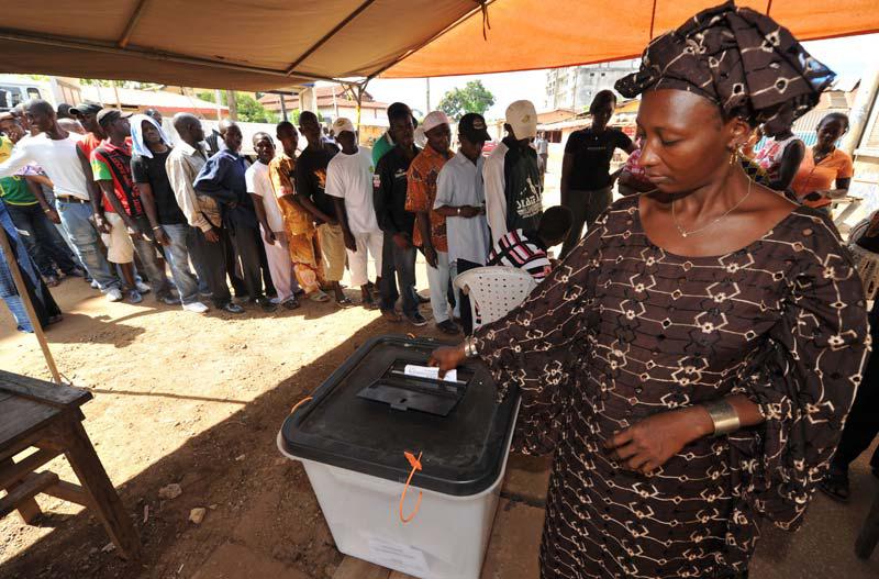 Dimanche 7 novembre, à Conakry, comme des milliers d’autres Guinéens, cette femme s’est rendue aux urnes pour le second tour de l’élection présidentielle.