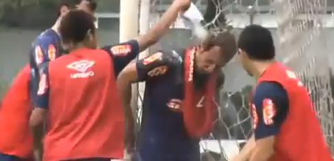 Ses coéquipiers se sont craqués pour le cadeau...