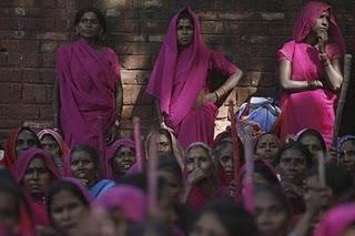 Les justicières en sari rose