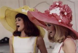 Relais de l'amitié;  en automne, s'envolent les  tags  comme les feuilles au vent