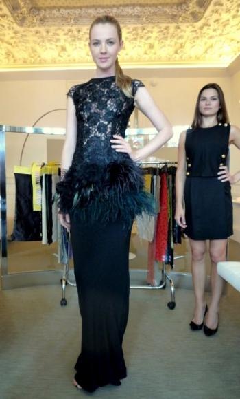 Emma Watson sublime dans une robe dentelle de Rafael LOPEZ