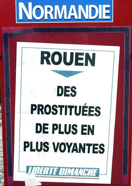 Entre leurs doigts l'avenir prend forme