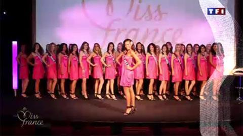 Miss France 2011 ... la présentation des 33 candidates devant Alain Delon