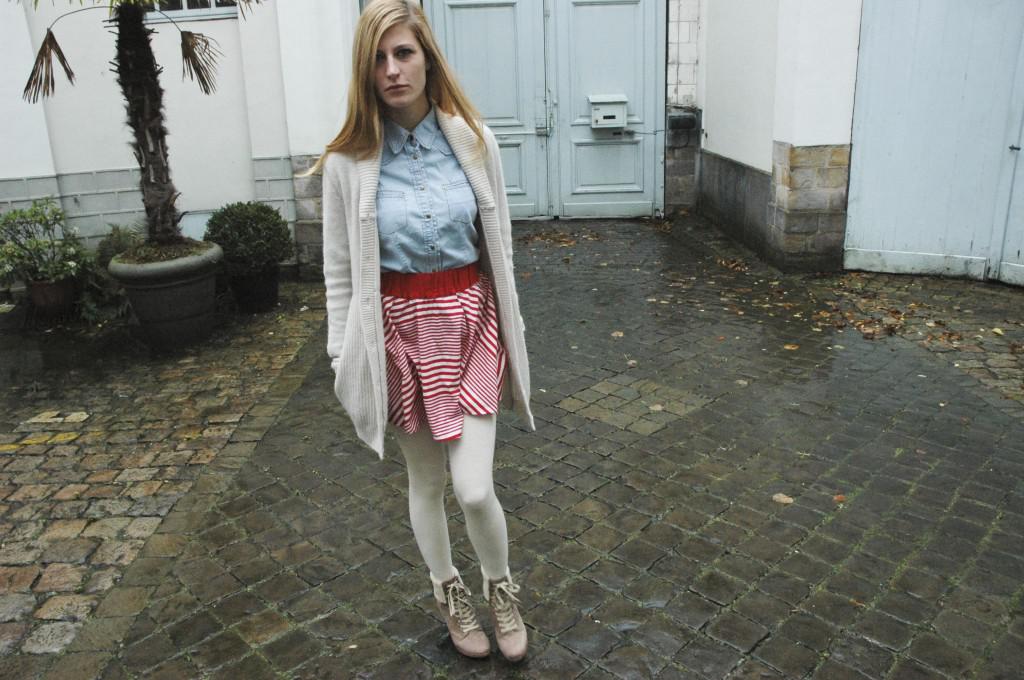 gilet angora chemise en jean jupe rayée rouge et blanche collants laine boots mouton retourné