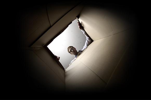 Cardboard Box Head #3 - Into the void - photographie conceptuelle