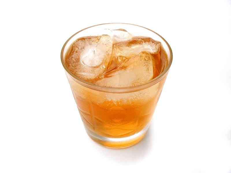 Un dude réussi à jongler avec du thé glacé!