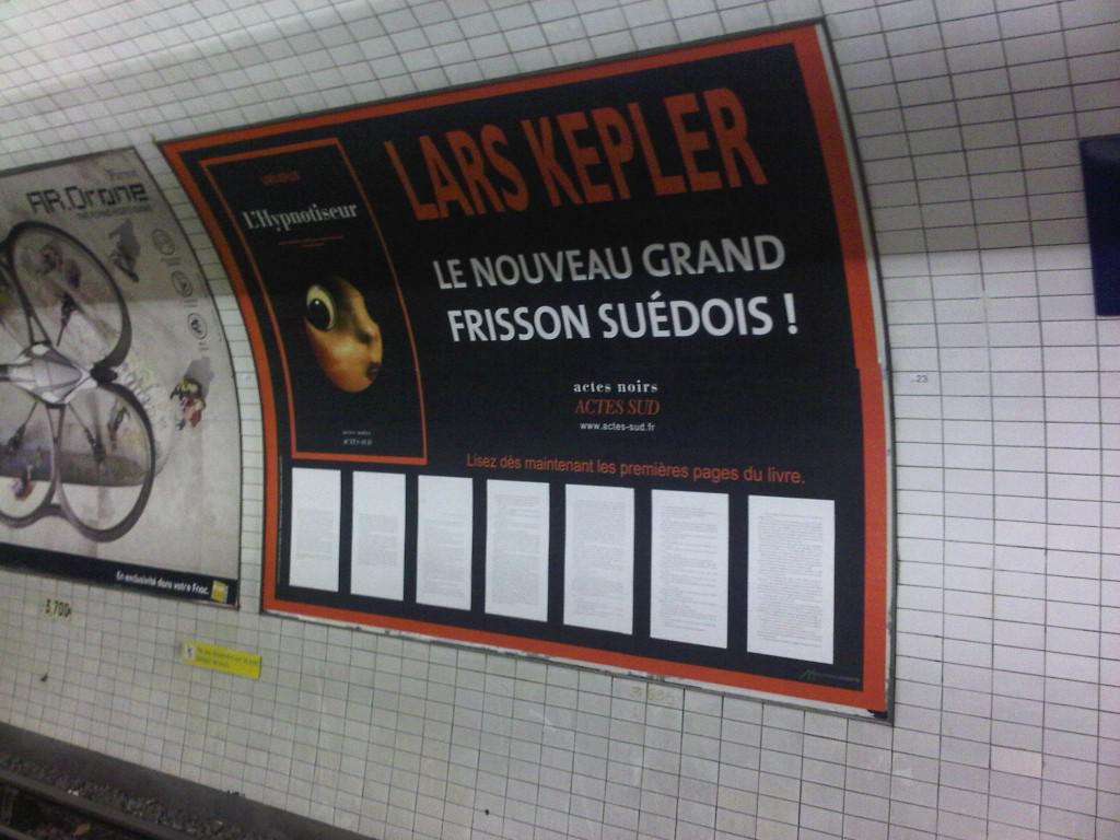Commencer la lecture d'un livre sur une affiche de métro !