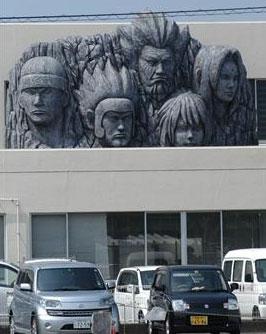 Le rocher des Hokage de Konoha sur un bâtiment de la ville de Naruto