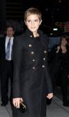Emma Watson en trench Burberry Officier pour Letterman Emma Watson en trench Burberry Officier pour Letterman