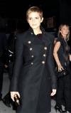 Emma Watson en trench Burberry Officier pour Letterman