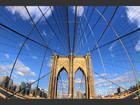 Le Brooklyn Bridge, l'un des principaux ponts de New York, aux Etats-Unis, a une allure arachnéenne.