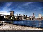 Depuis le quartier de DUMBO, à New York, la vue sur le pont de Brooklyn est imprenable (Etats-Unis).