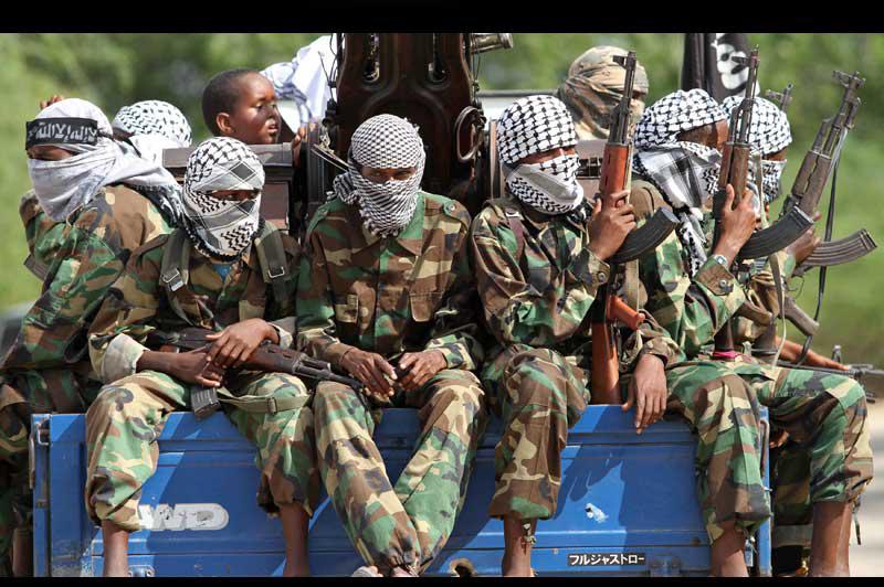 Des rebelles Al-Shabaab de Somalie patrouillent dans les rues de la capitale, Mogadiscio, mardi 16 novembre.