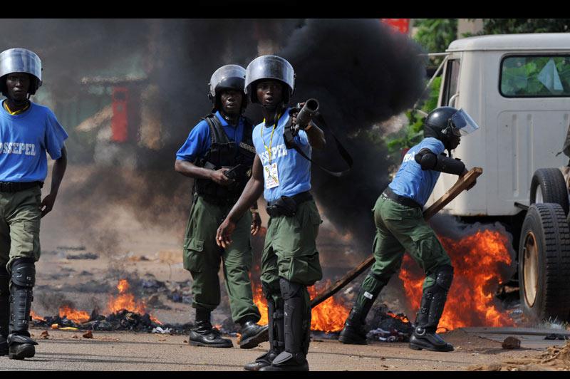 Lundi 15 novembre, à Conakry, capitale de la République de Guinée, des heurts ont éclaté entre la police et des manifestants alors que se font toujours attendre les résultats du second tour de l'élection présidentielle. 