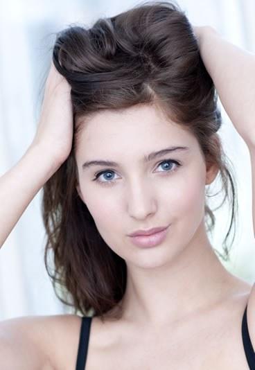 Pour combattre les cheveux ternes, un bon shampoing et un soin adapté !