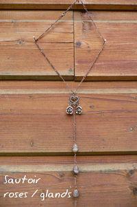 Collier roses glands poind'il