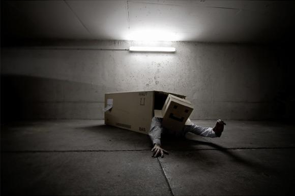 Cardboard Box Head #5 - Happy birthday - photographie conceptuelle