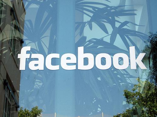 Facebook prêt à lancer sa messagerie et il vient d’acquérir « Fb.com »