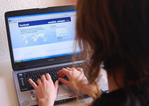 Le conseil des prud’hommes, juge fondée le licenciement de trois salariés pour dénigrement sur Facebook