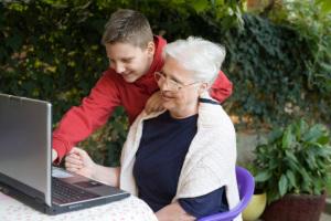 Internet pour les nuls : Google répond aux 20 questions que se pose votre grand-mère!