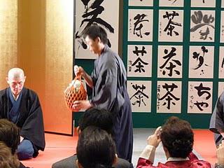 Ouverture des jarres de matcha