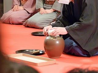 Ouverture des jarres de matcha