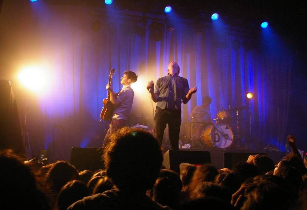 Un tambourin, des moustiques et des moustaches