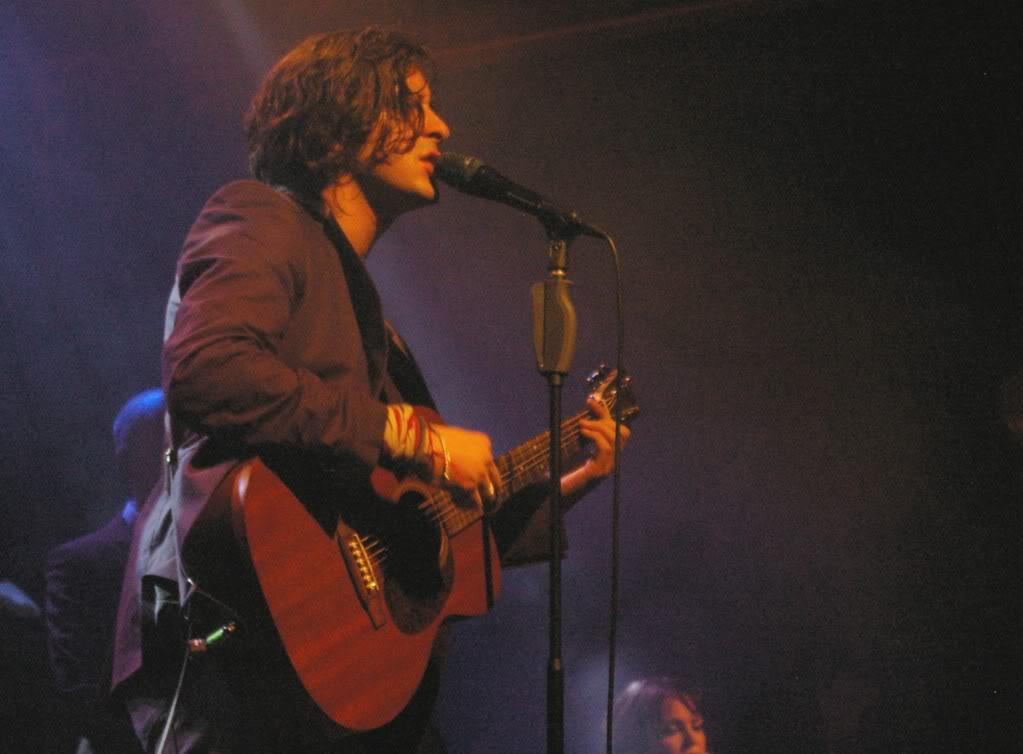 Un tambourin, des moustiques et des moustaches