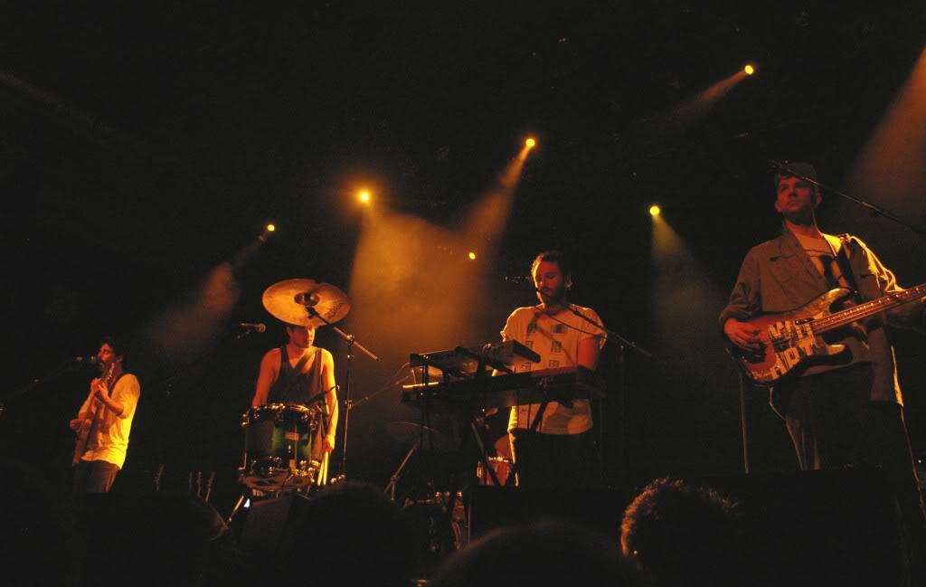 Un tambourin, des moustiques et des moustaches