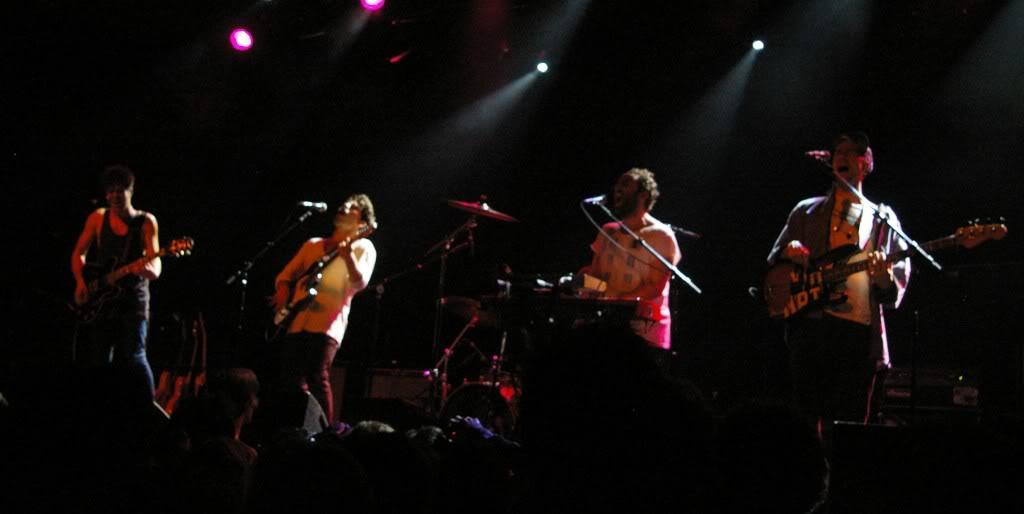 Un tambourin, des moustiques et des moustaches