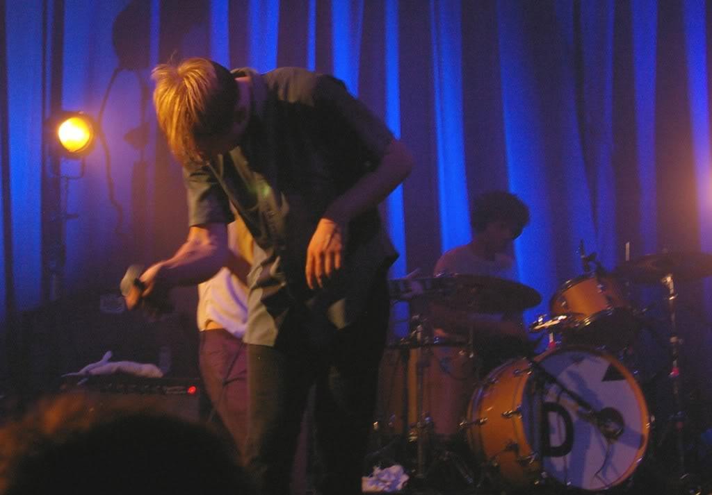 Un tambourin, des moustiques et des moustaches