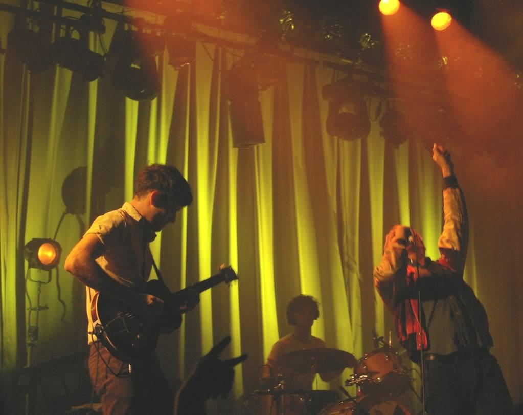 Un tambourin, des moustiques et des moustaches