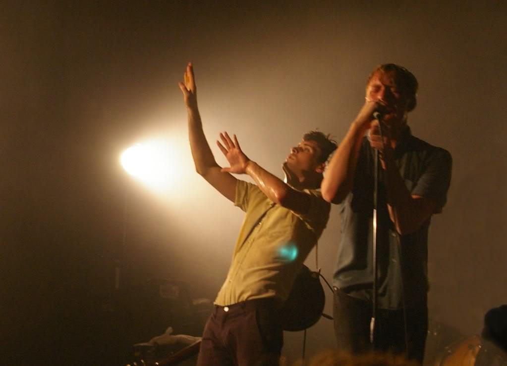 Un tambourin, des moustiques et des moustaches