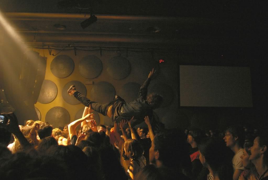 Un tambourin, des moustiques et des moustaches