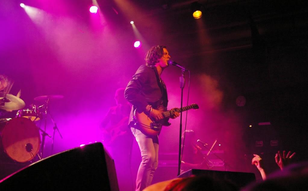 Un tambourin, des moustiques et des moustaches