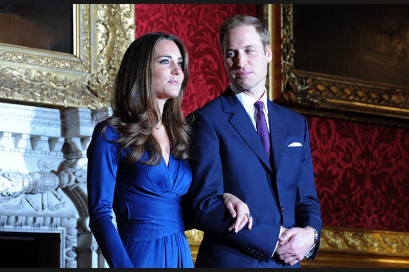Au Palais de Buckingham, mardi 16 novembre, le prince William, fils aîné du prince Charles et de feu Lady Di, a officialisé ses fiançailles avec Kate Middleton. Le mariage a été annoncé pour le 13 août 2011. 