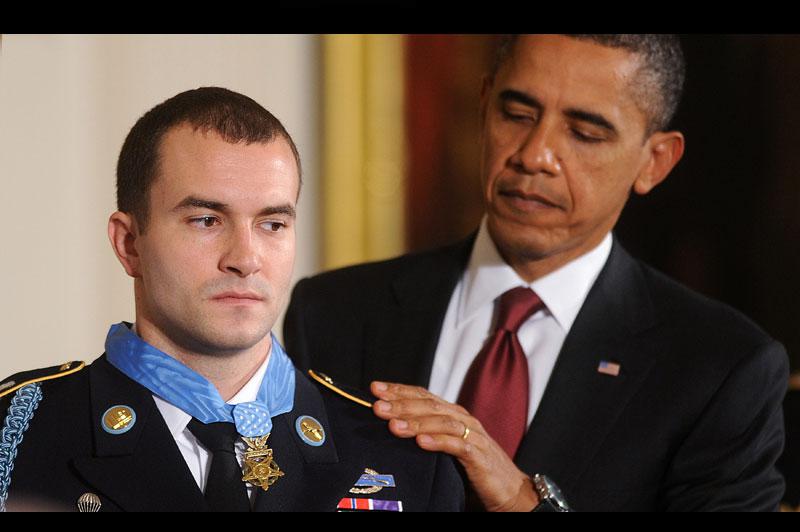 Mardi 16 novembre, à Washington, le président Barack Obama a remis au sergent Salvatore Giunta la médaille d’honneur pour un acte d'héroïsme sous le feu ennemi en Afghanistan. C’est la première fois depuis 1973 que la plus haute décoration militaire américaine est accordée à un soldat en vie.