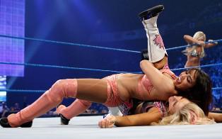 Layla réalise le tombé sur Natalya