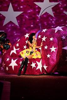 Admirez les anges de Victoria's Secret accompagnées de Katy Perry pour leur défilé annuel super glamour !