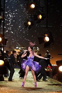 Admirez les anges de Victoria's Secret accompagnées de Katy Perry pour leur défilé annuel super glamour !