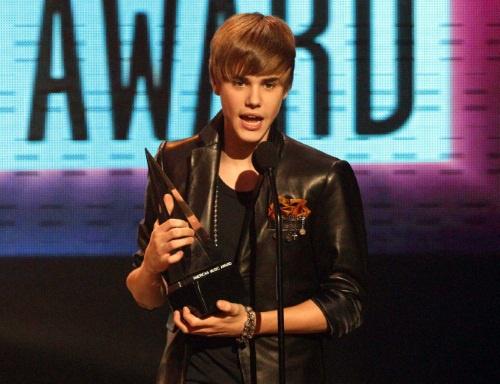 Singer Justin Bieber accepts the award for Breakthrough Artist at the 2010 American Music Awards in Los Angeles November 21, 2010.  REUTERS/Mario Anzuoni (UNITED STATES - Tags: ENTERTAINMENT) (AMA-SHOW)