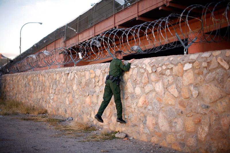 Cet agent américain patrouille près d’un pont, à la frontière commune entre le Mexique et les États-Unis qui relie les villes de Juarez et d’El Paso au Texas. 