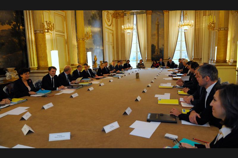 À Paris, mercredi 17 novembre, les membres du nouveau gouvernement Fillon se sont réunis lors du premier conseil des ministres après le remaniement. 