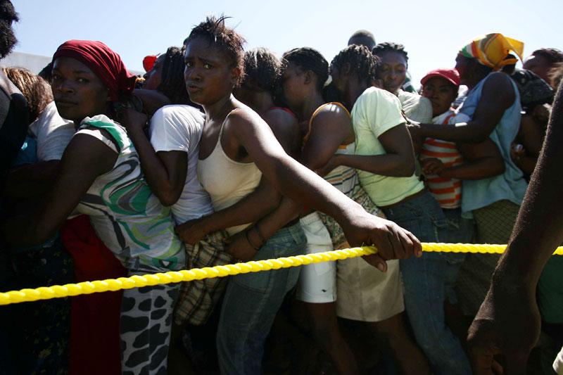 Mercredi 17 novembre, ils sont des milliers à attendre des approvisionnements d’eau dans l’un des trente centres de la Croix-Rouge française à Port-au-Prince, capitale d'Haïti. En moins d’un mois, le choléra a déjà fait plus de mille morts. 