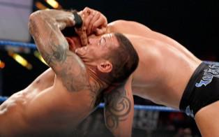 Randy Orton porte son RKO à Wade Barrett et remporte son combat