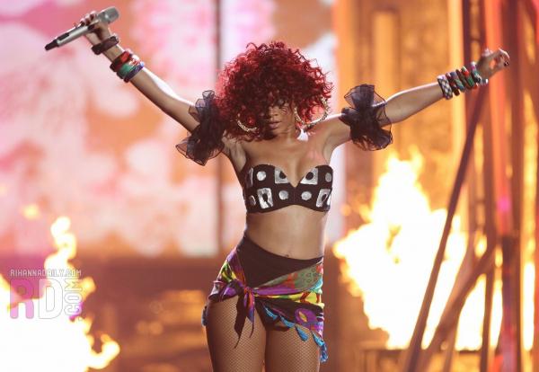 ► Rihanna chante un medley aux American Music Awards 2010 ◄